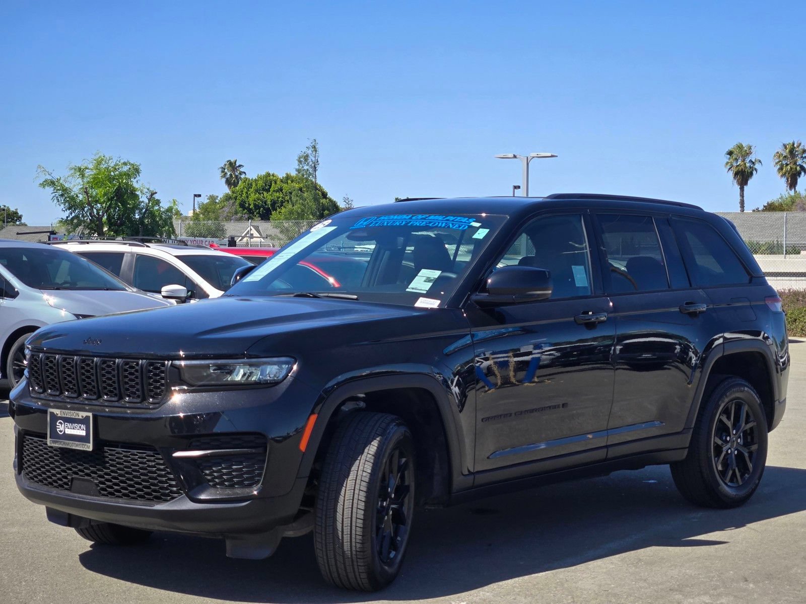 Used 2025 Jeep Grand Cherokee Altitude AWD/4WD image 3