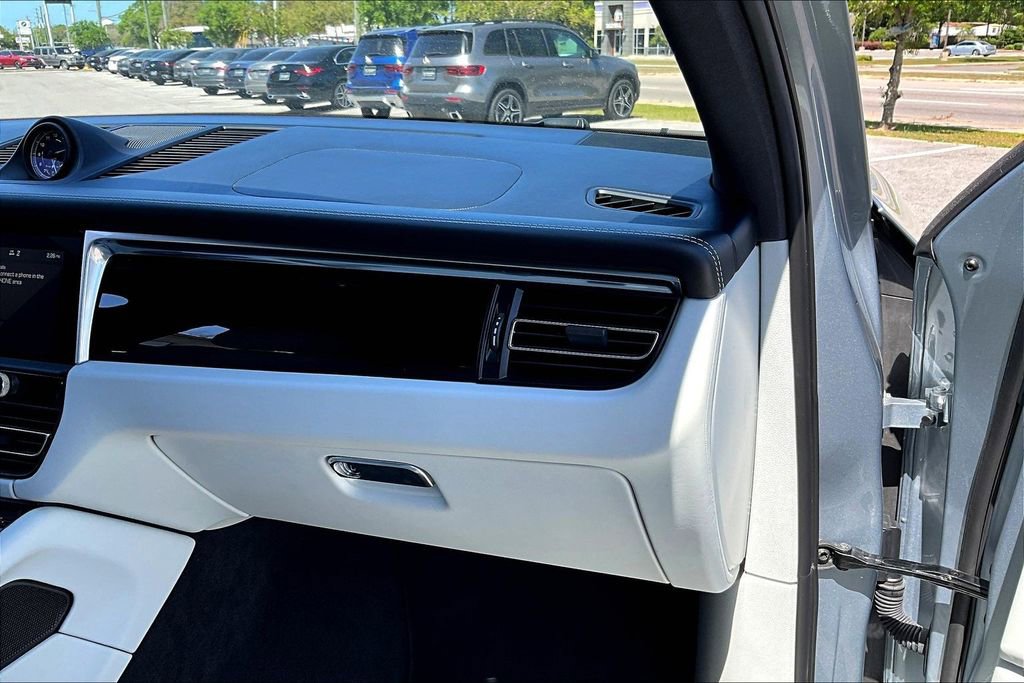 Used 2023 Porsche Macan Turbo image 23