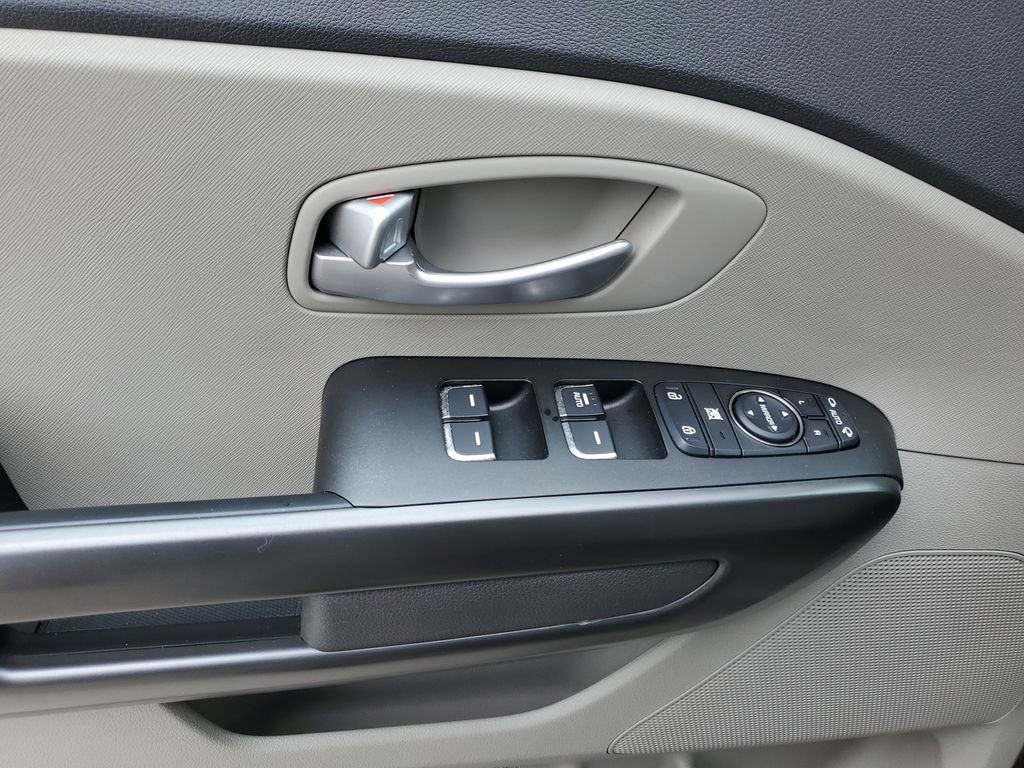 Used 2016 Kia Sedona LX image 20