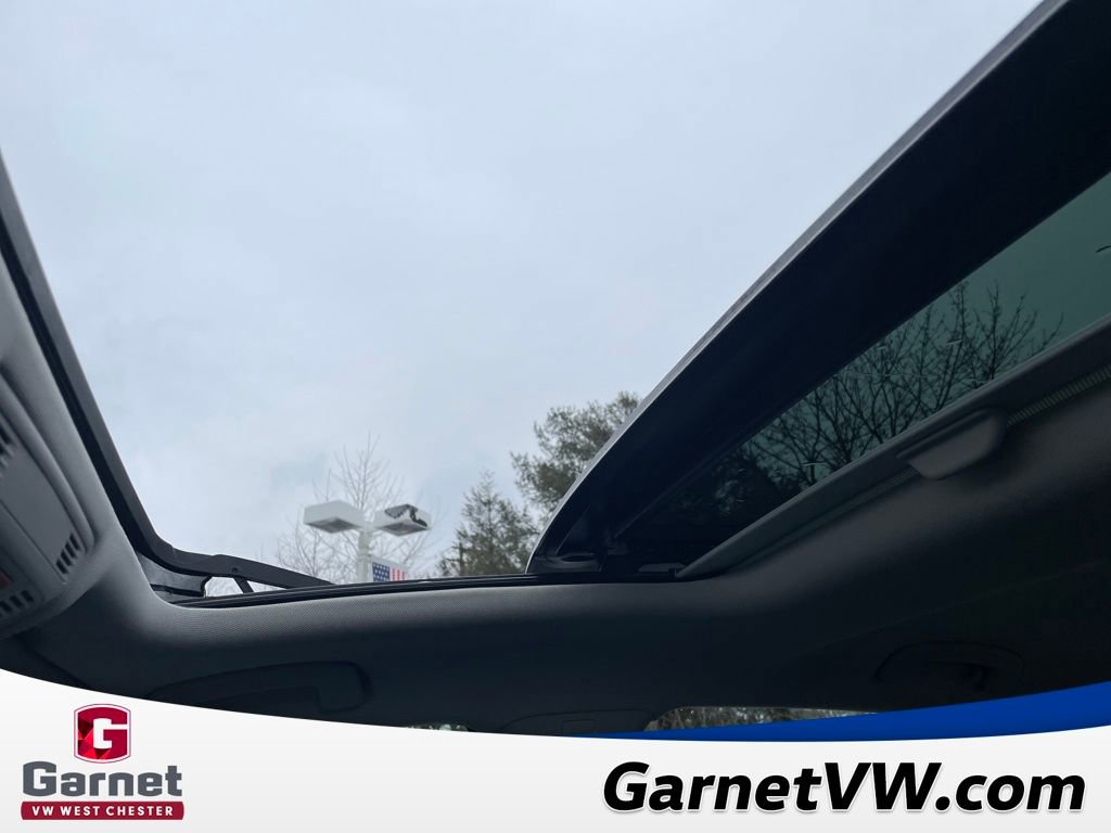 Certified 2025 Volkswagen Jetta SE w/ Sunroof Package image 21