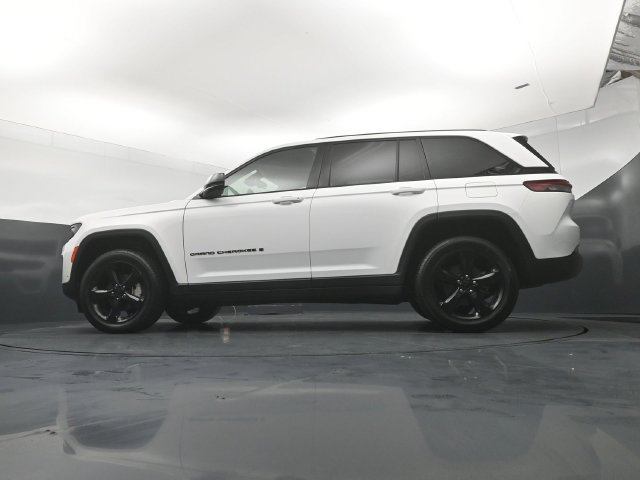 Used 2023 Jeep Grand Cherokee Limited w/ Luxury Tech Group II AWD/4WD image 21