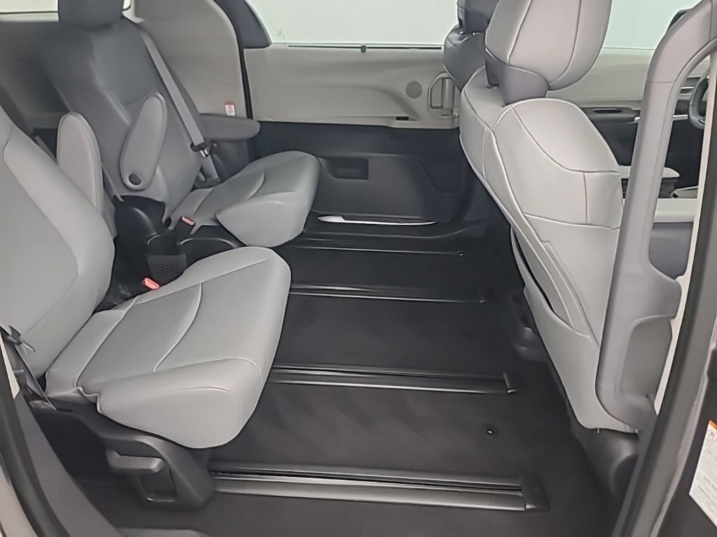 Used 2023 Toyota Sienna XLE AWD/4WD image 16