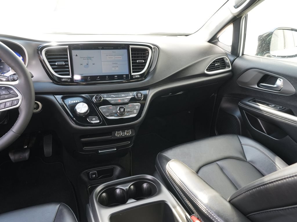 Used 2025 Chrysler Pacifica Select FWD image 19