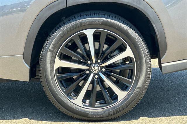 Certified 2021 Toyota Highlander XSE FWD image 33