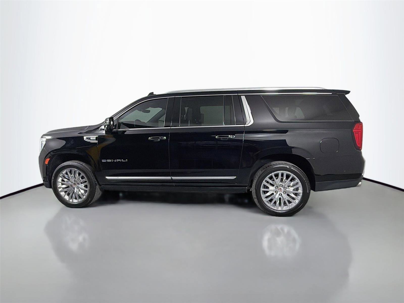 Used 2024 GMC Yukon XL Denali w/ Advanced Technology Package AWD/4WD image 9