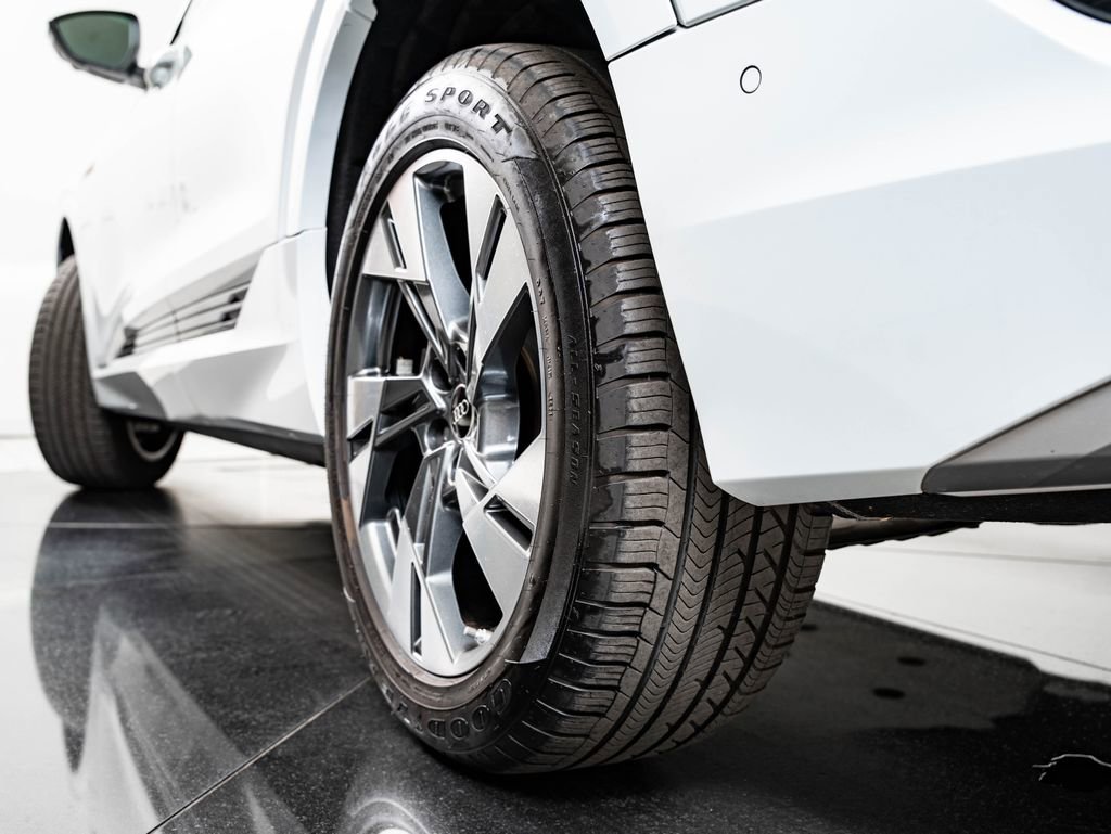 Used 2022 Audi e-tron Premium Plus w/ Premium Plus Package image 49