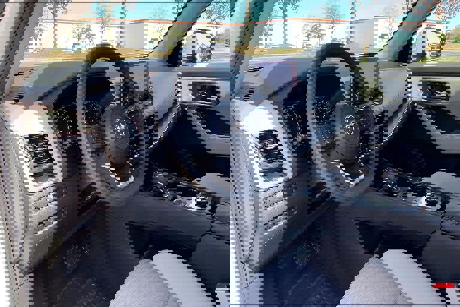 Used 2023 Nissan Rogue SV image 17