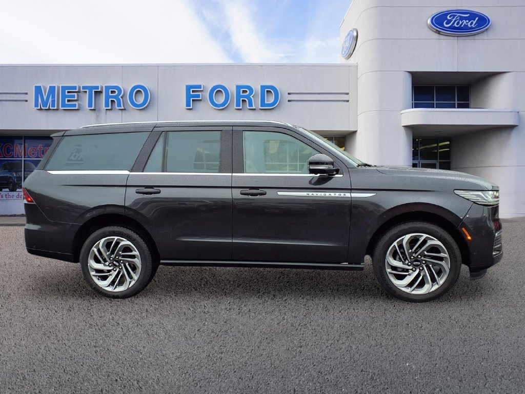 Used 2025 Lincoln Navigator Reserve AWD/4WD image 2
