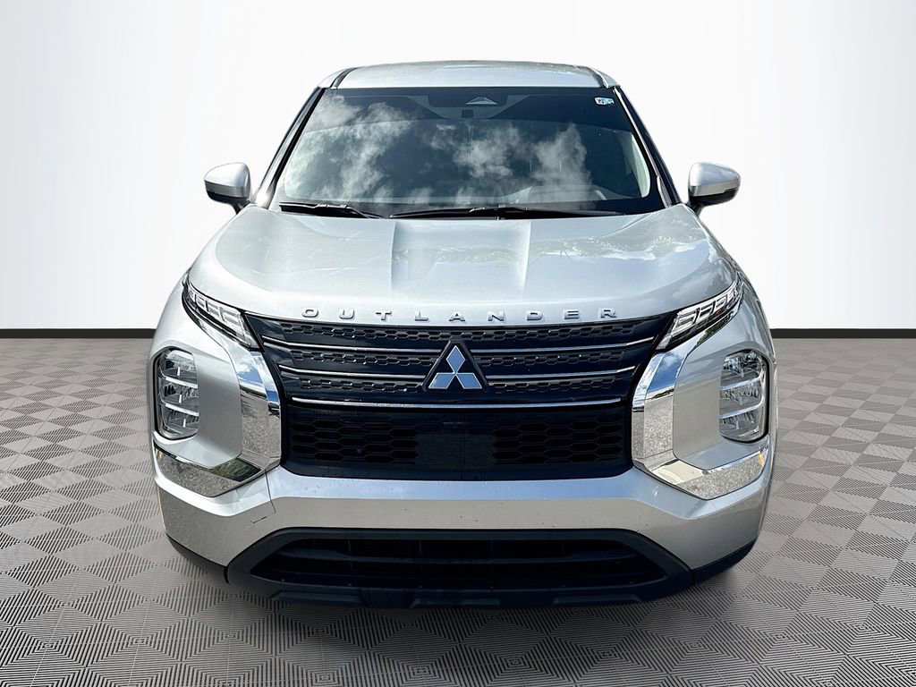 Used 2024 Mitsubishi Outlander ES image 2