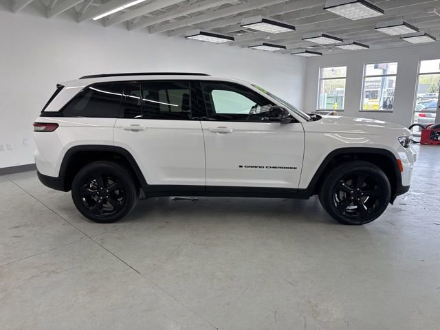 Used 2023 Jeep Grand Cherokee Altitude AWD/4WD image 14