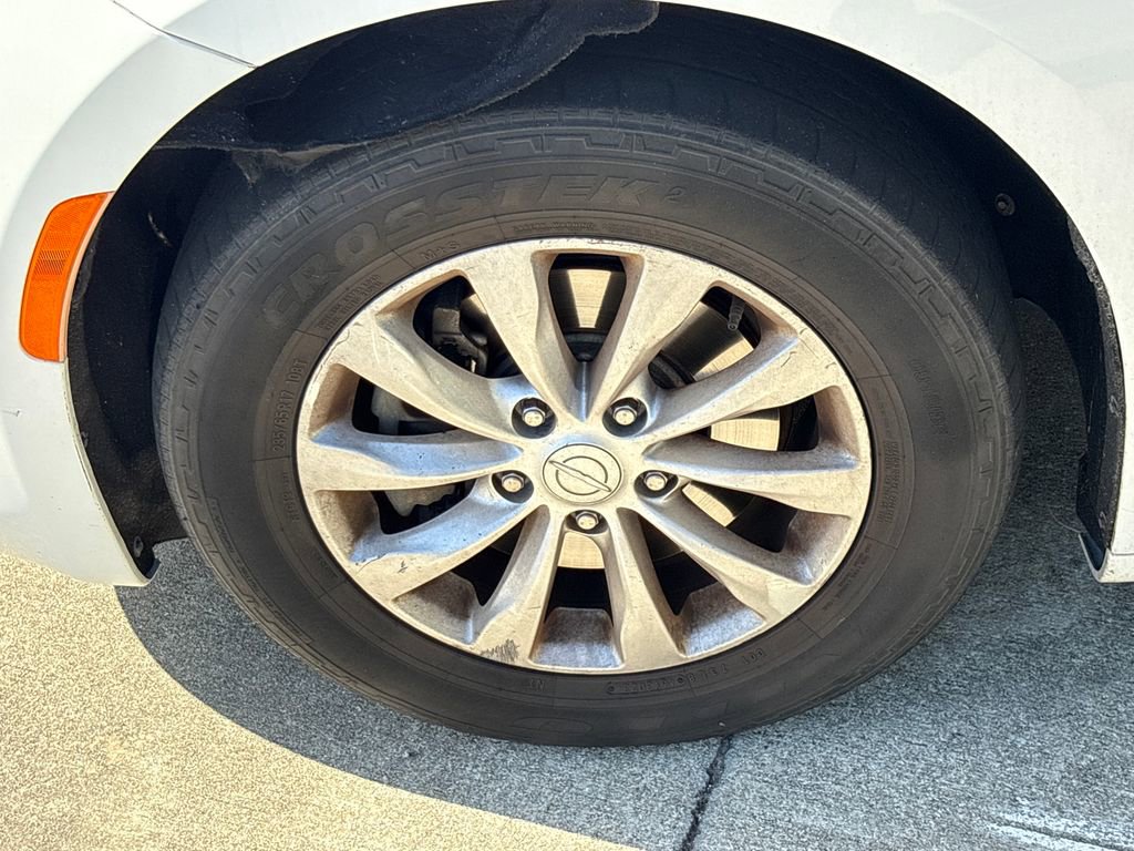 Used 2018 Chrysler Pacifica Touring-L FWD image 8