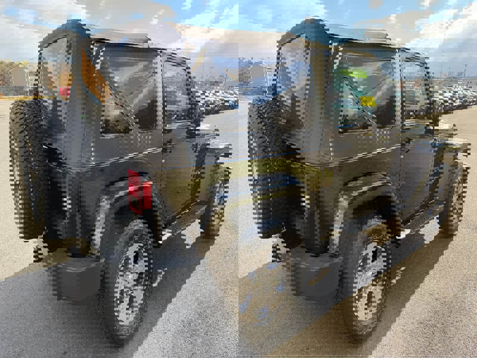 Used 2018 Jeep Wrangler Sahara w/ Connectivity Group image 11