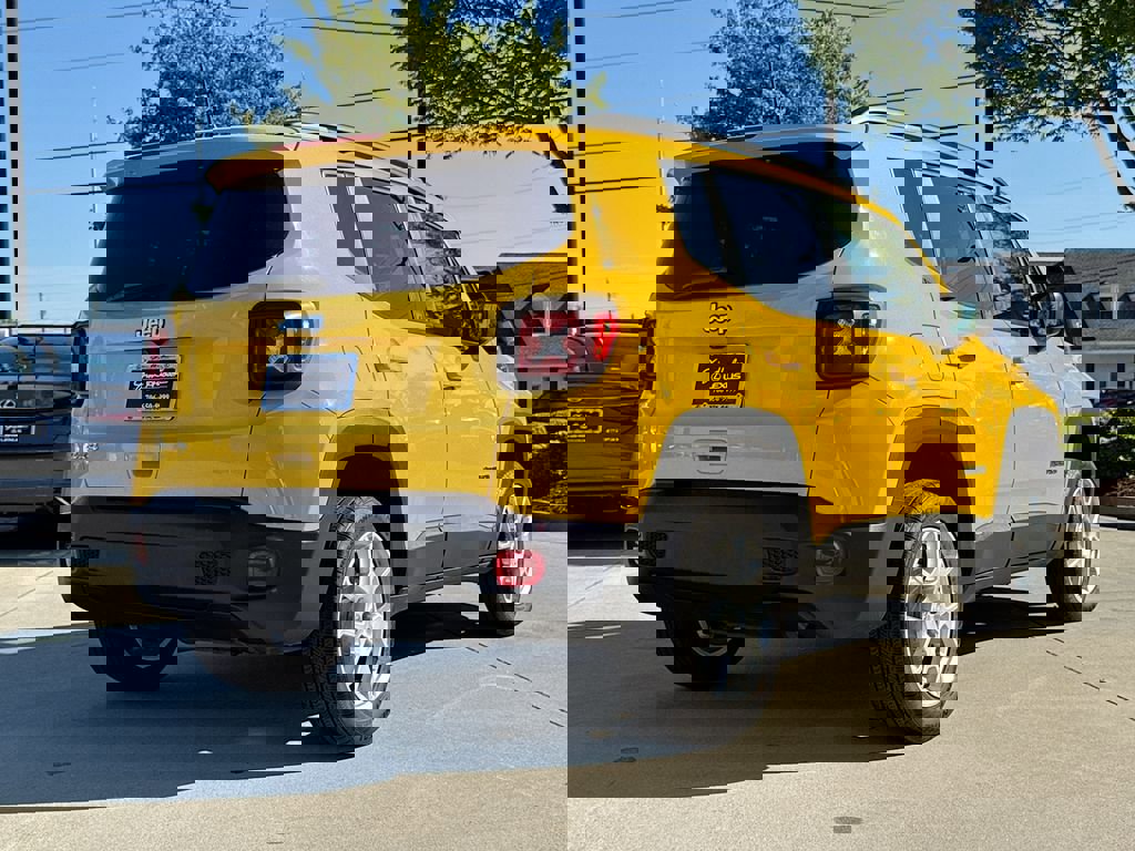 Used 2023 Jeep Renegade Latitude w/ Premium Group image 8