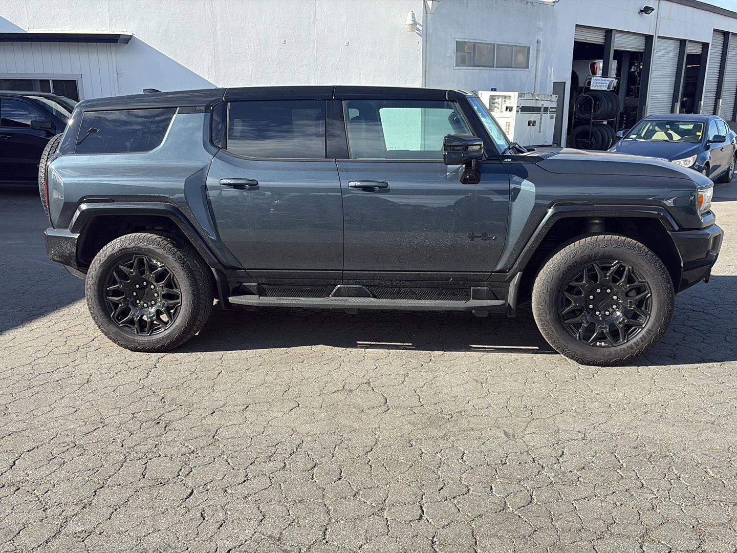 Used 2025 GMC Hummer EV 3X w/ LPO, Dark Essentials Package AWD/4WD image 2