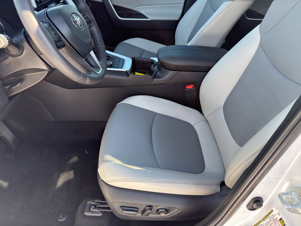 Used 2024 Toyota RAV4 XLE Premium image 11