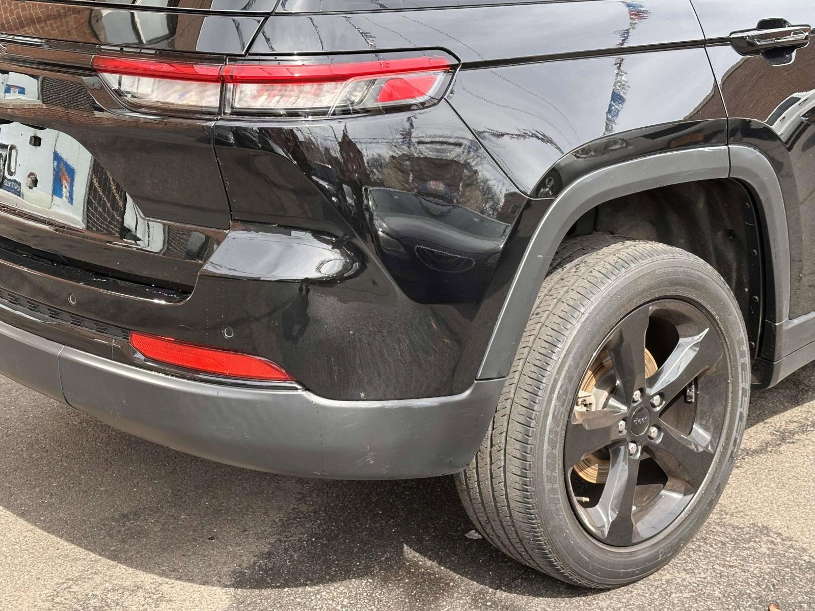 Certified 2023 Jeep Grand Cherokee Altitude image 11