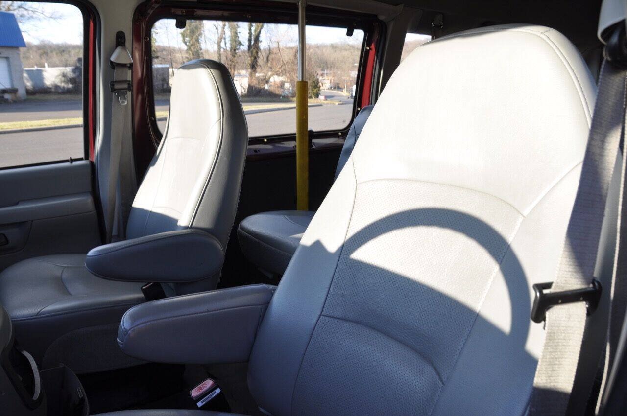 Used 2005 Ford E-350 and Econoline 350 XL RWD image 28