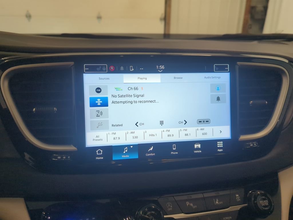 Used 2024 Chrysler Pacifica Touring-L image 19