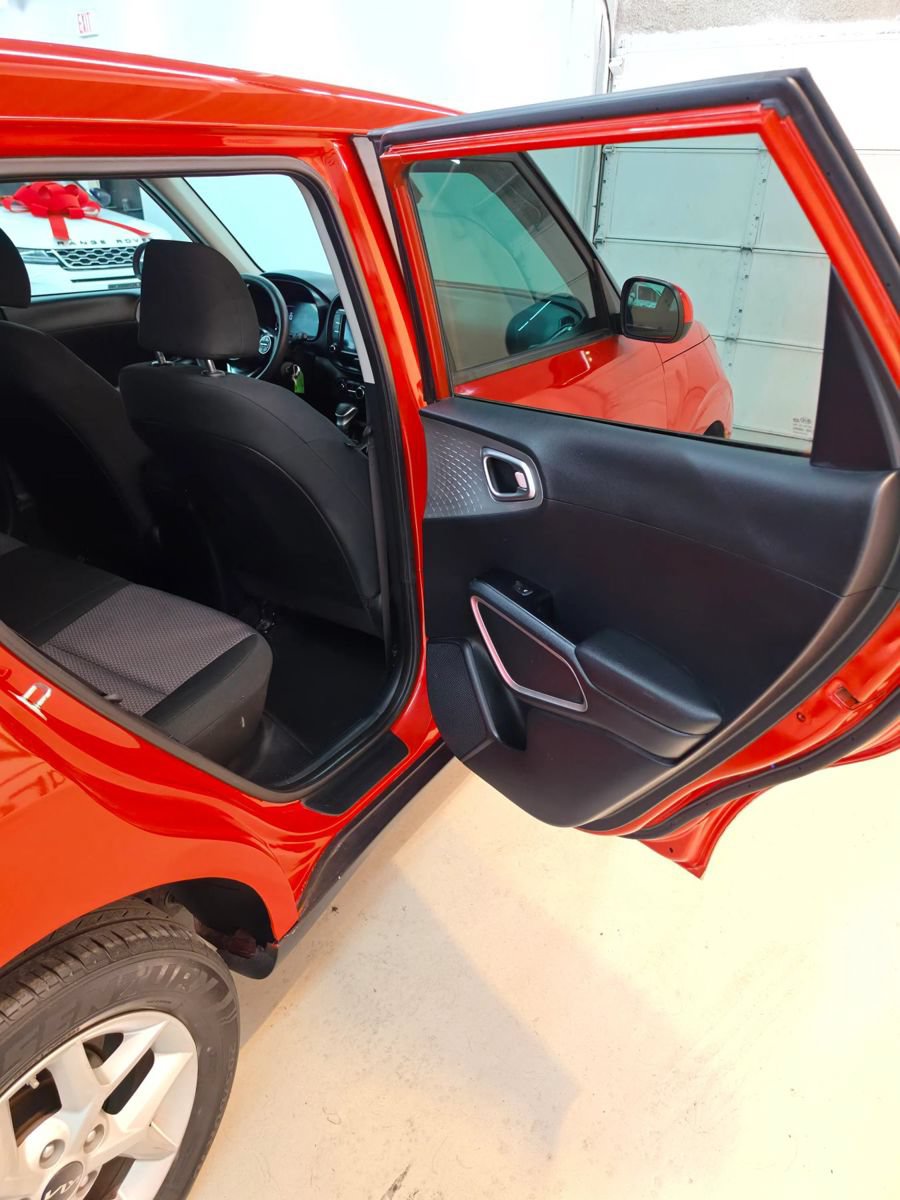 Used 2024 Kia Soul LX w/ LX Technology Package FWD image 29