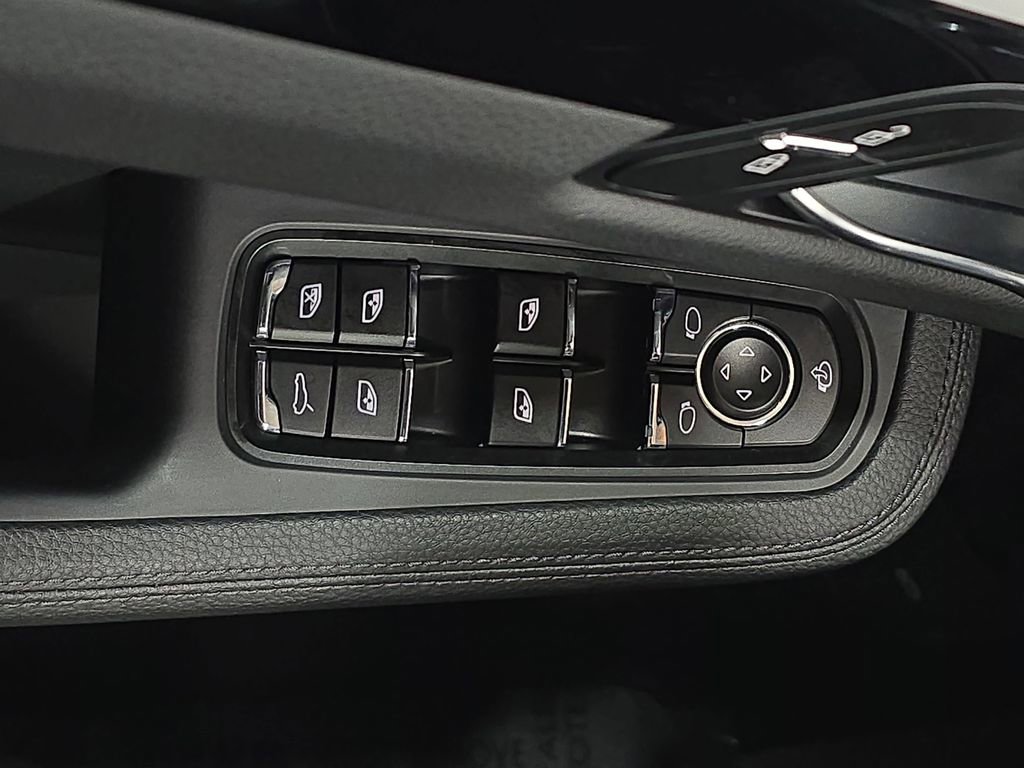 Certified 2025 Porsche Macan image 21