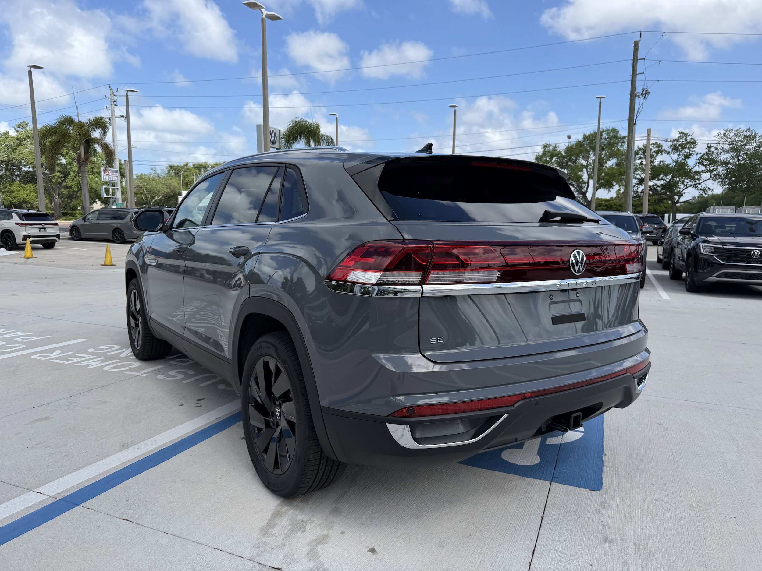 New 2026 Volkswagen Atlas Cross Sport SE FWD image 5