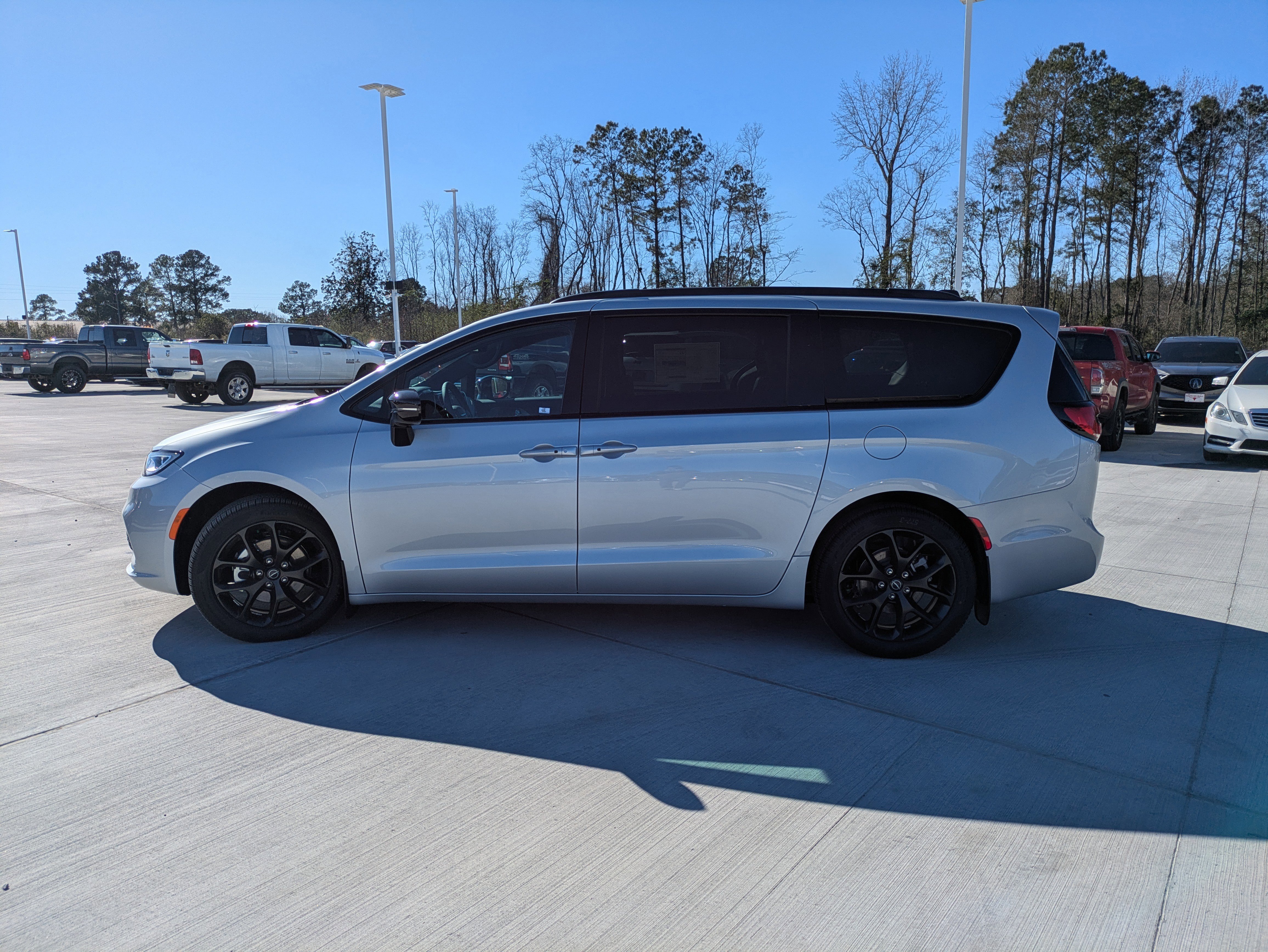 New 2026 Chrysler Pacifica Select image 4