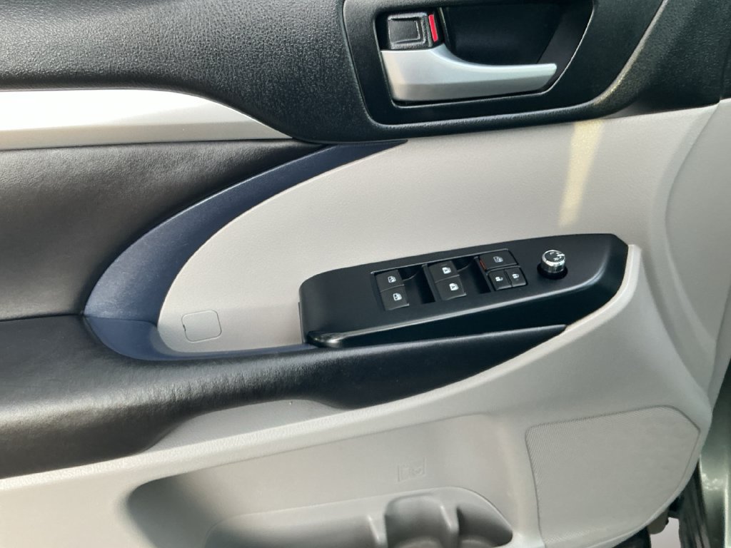 Used 2018 Toyota Highlander XLE AWD/4WD image 14