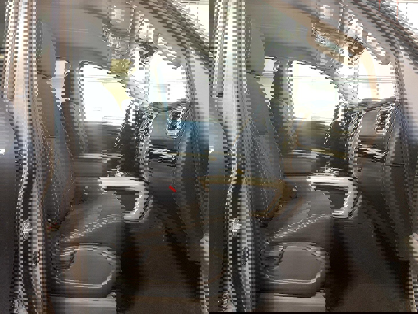 Used 2019 Nissan Titan SV w/ SV Convenience Package image 21