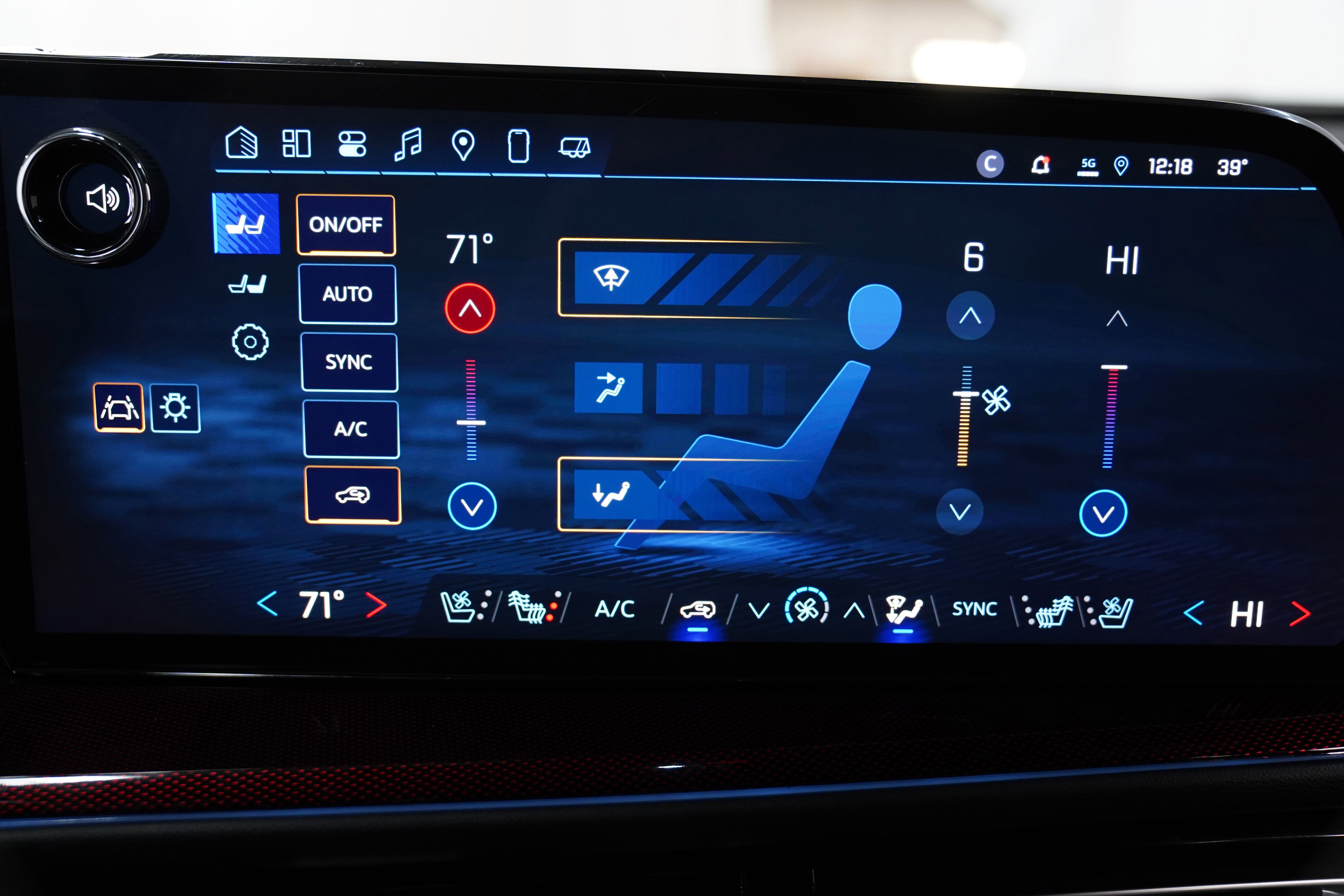 Used 2025 Chevrolet Traverse RS image 27