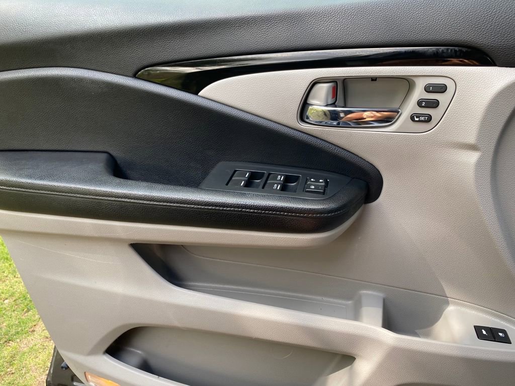 Used 2020 Honda Pilot Touring image 12