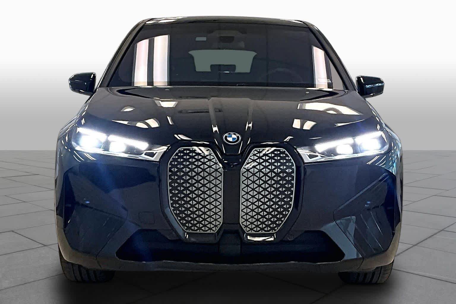 Used 2025 BMW iX xDrive50 w/ Premium Package AWD/4WD image 3