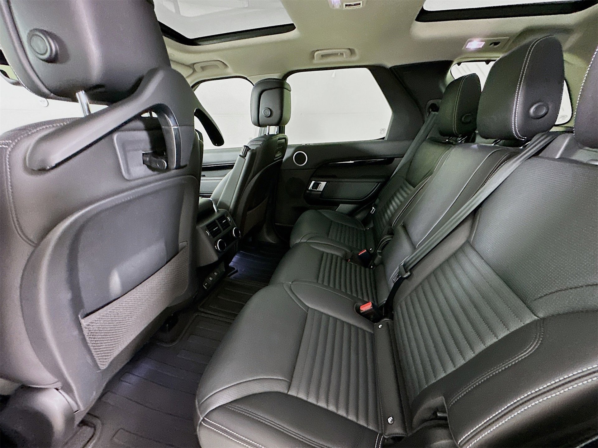 Used 2024 Land Rover Discovery S image 26