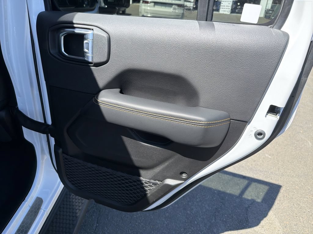 Used 2024 Jeep Wrangler Unlimited Sahara w/ Technology Group AWD/4WD image 17