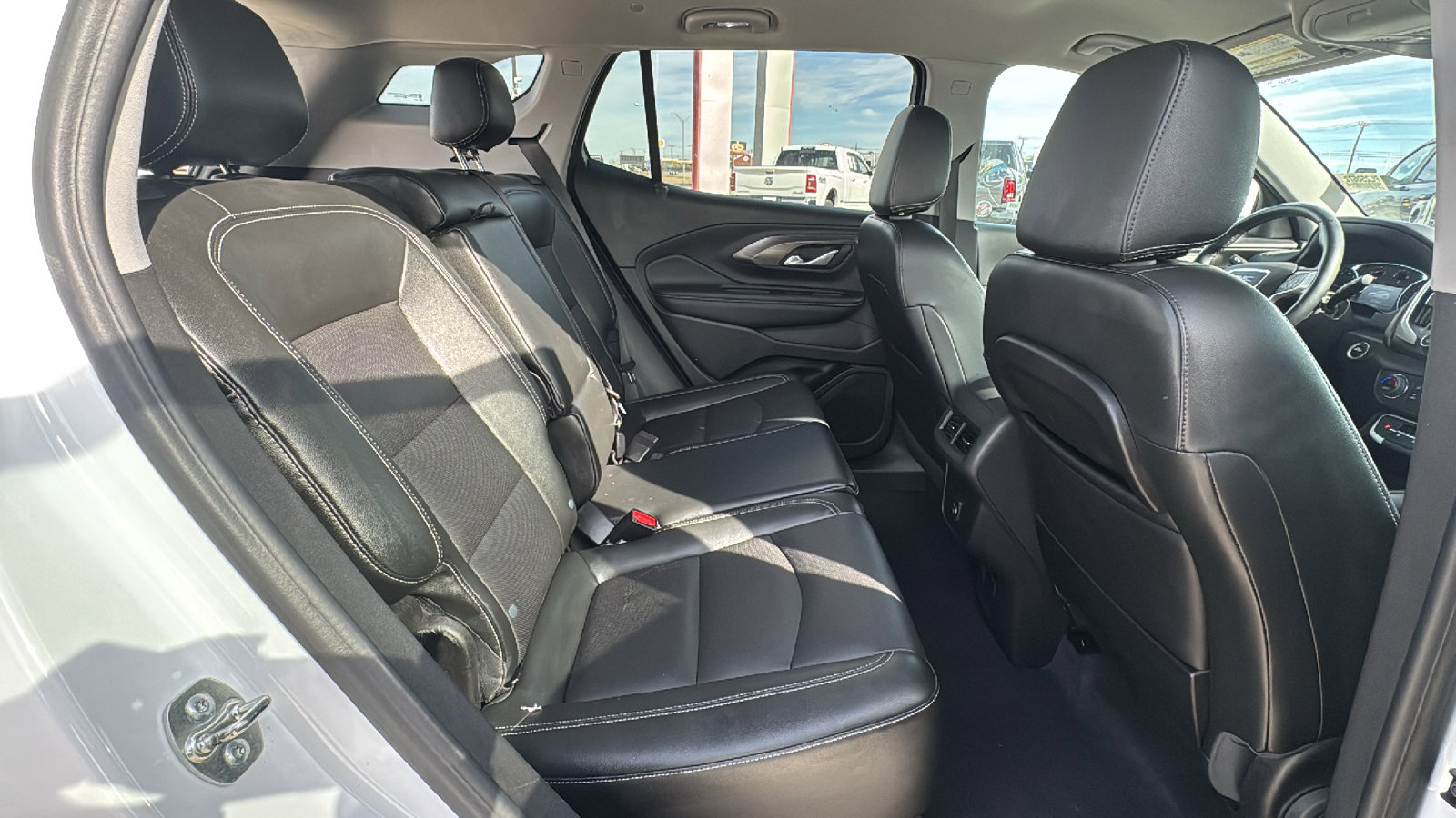 Used 2024 GMC Terrain SLT image 24