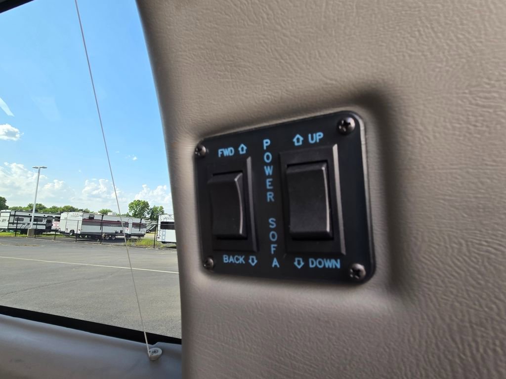 Used 2022 Chevrolet Express 2500 Extended w/ Enhanced Convenience Package image 6