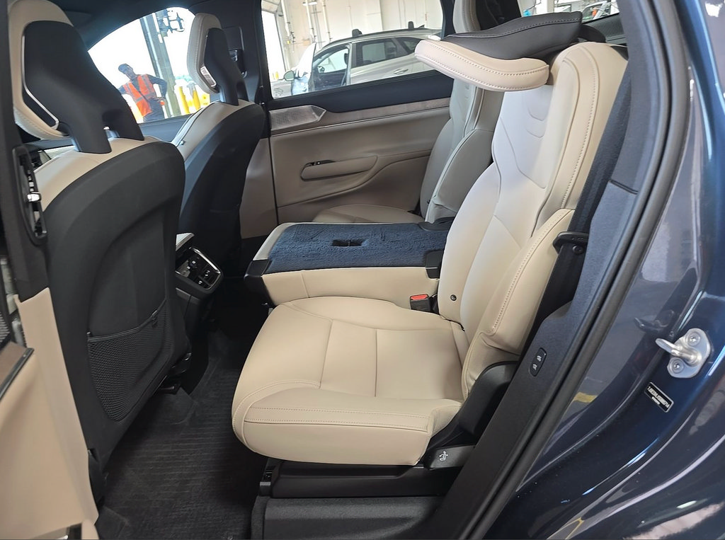 Used 2025 Volvo EX90 Ultra AWD/4WD image 7
