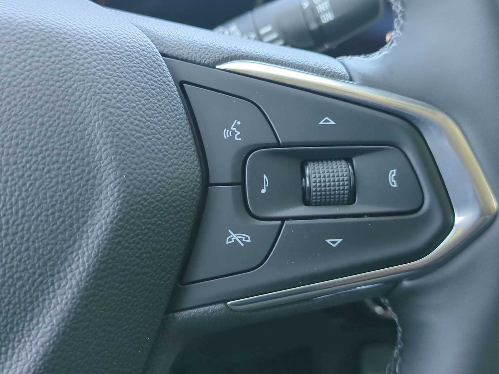 New 2026 Chevrolet Trax LT w/ Midnight Edition FWD image 16
