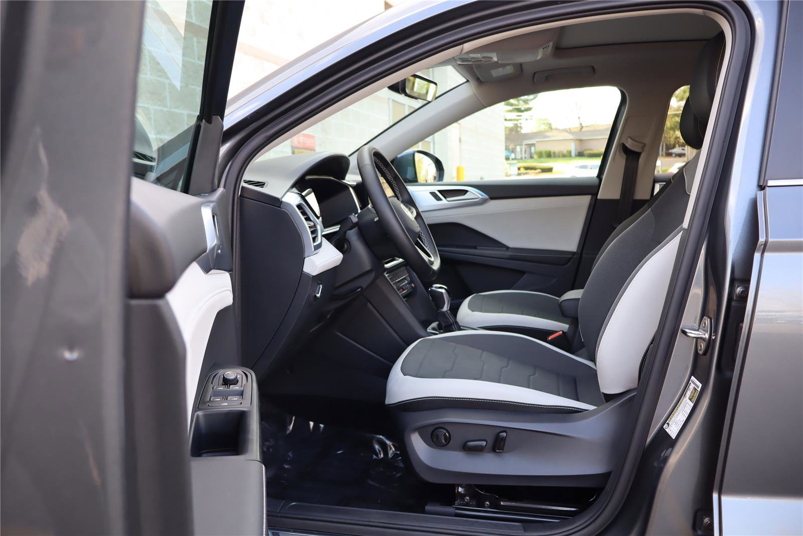 Certified 2025 Volkswagen Taos SE w/ Panoramic Sunroof Package image 12