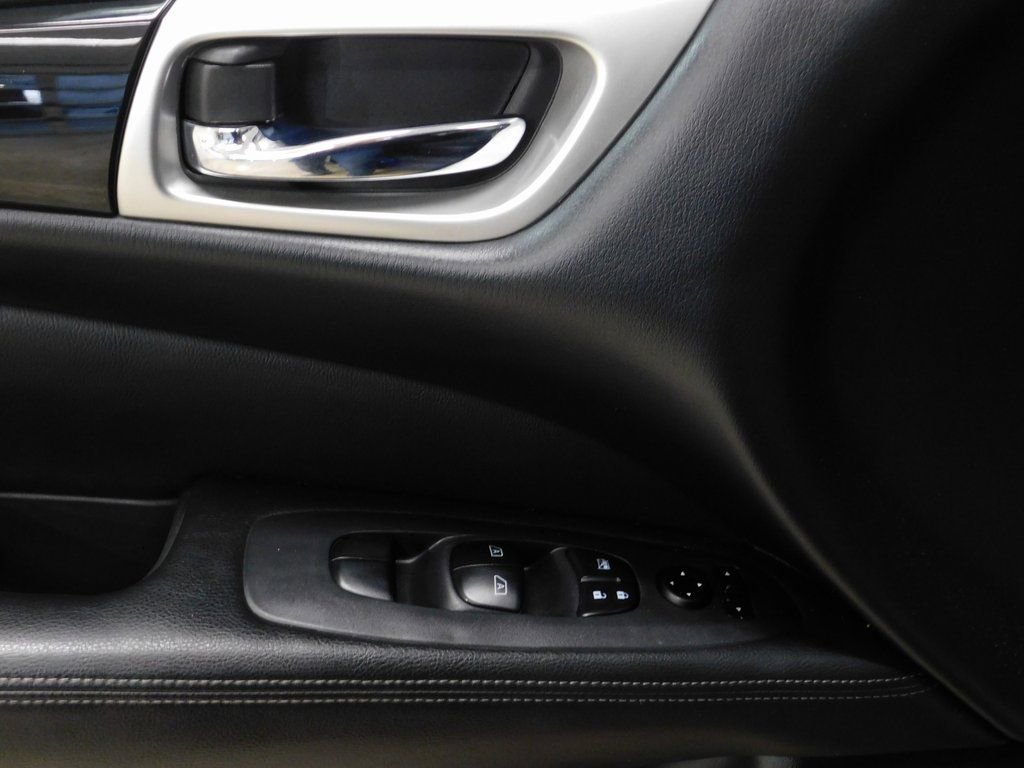 Used 2018 Nissan Pathfinder SV image 25