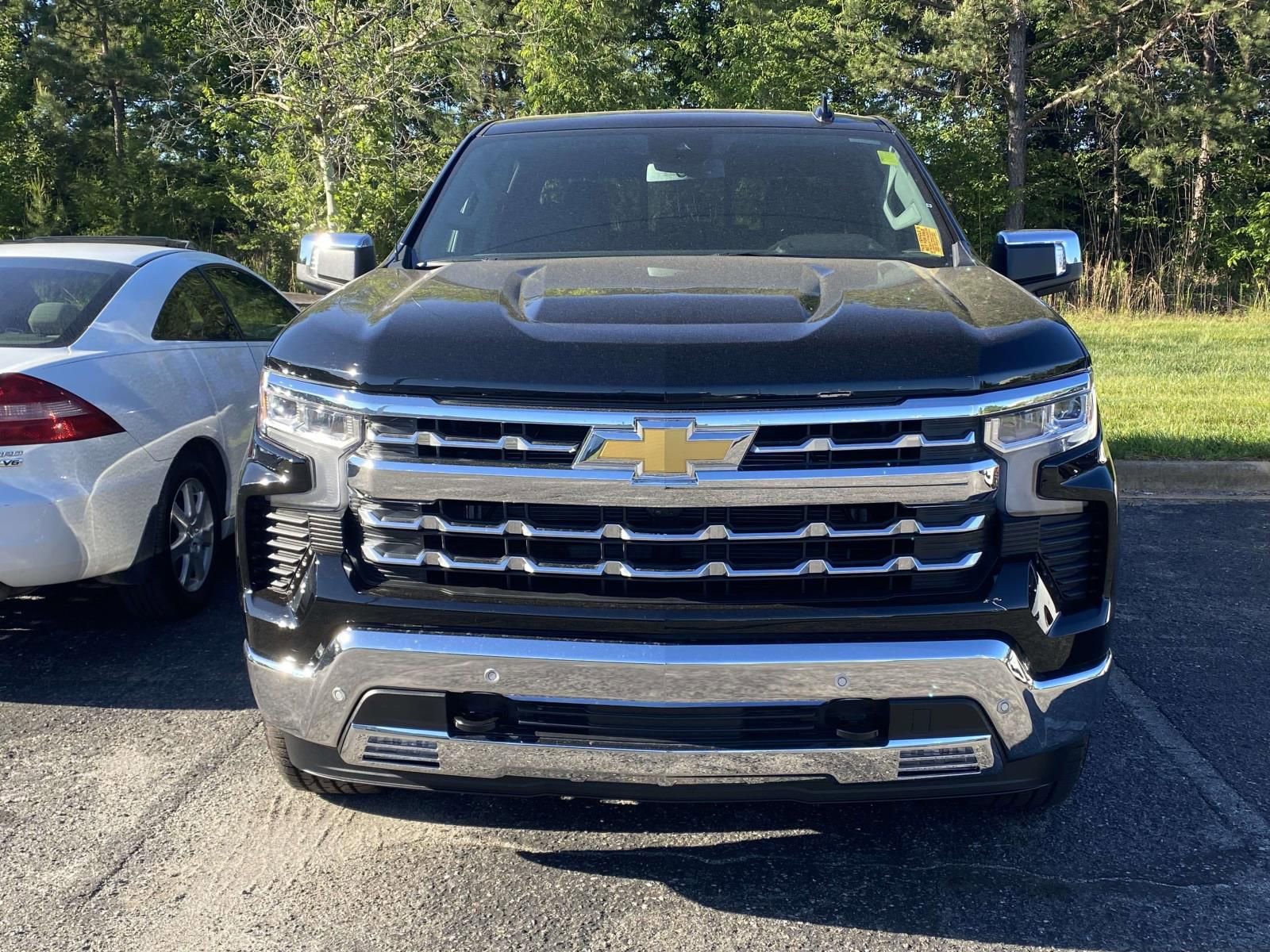 Used 2025 Chevrolet Silverado 1500 LTZ AWD/4WD image 2