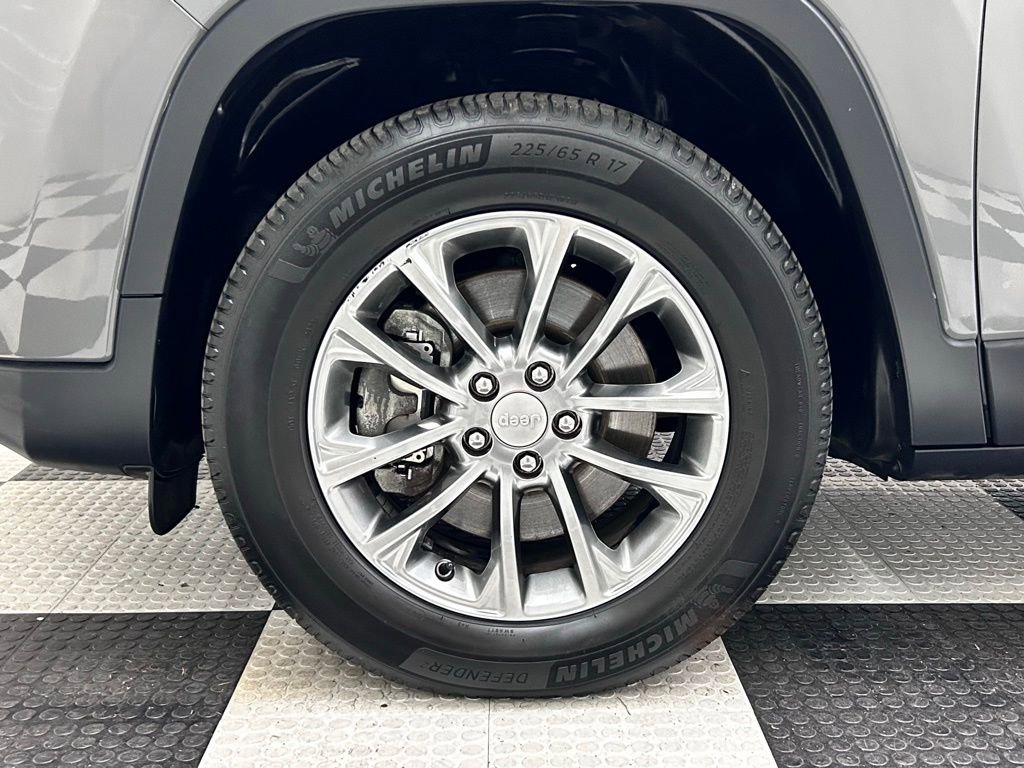 Certified 2019 Jeep Cherokee Latitude Plus AWD/4WD image 8