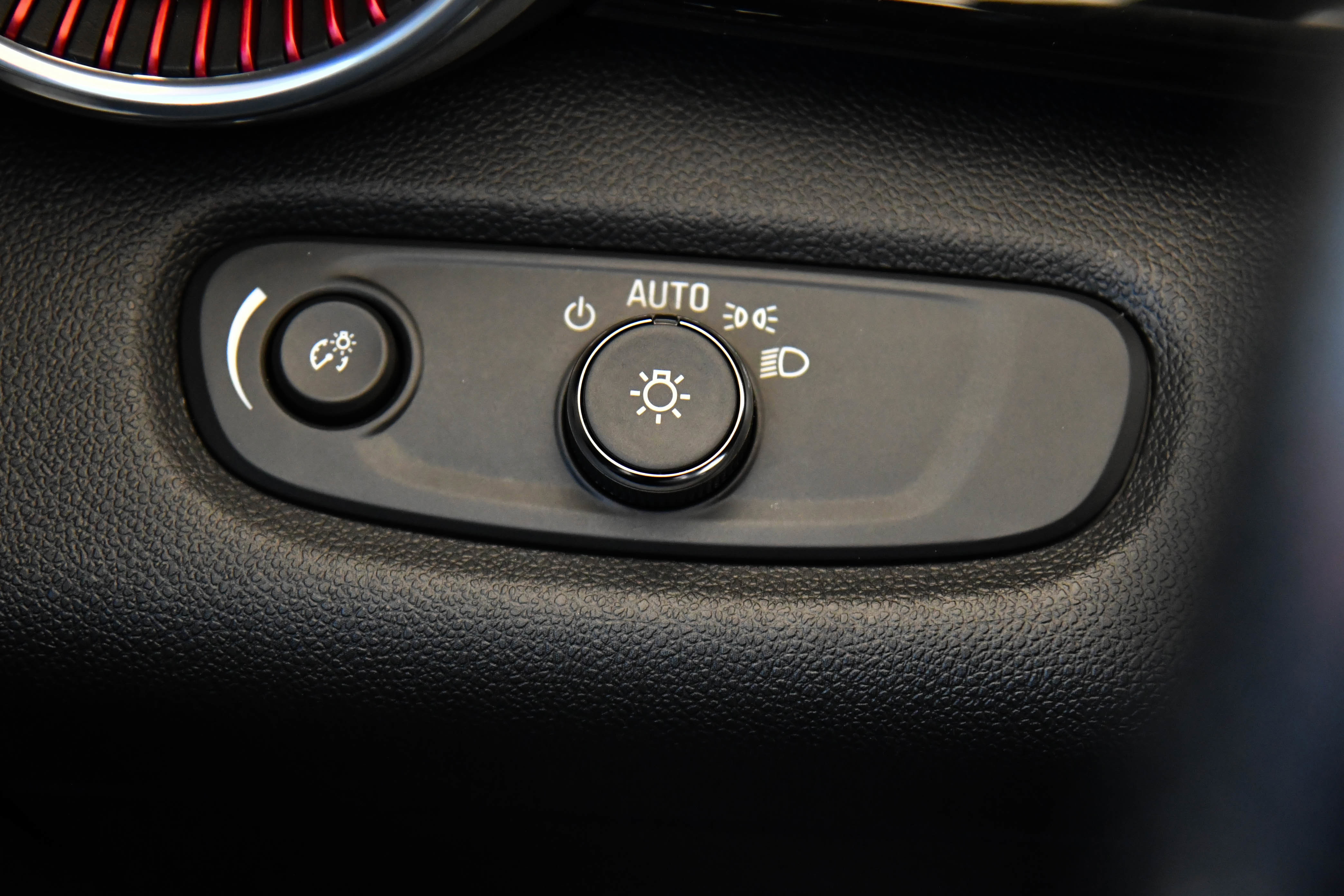 Used 2024 Chevrolet Trax RS w/ Driver Confidence Package FWD image 32