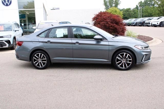 Used 2026 Volkswagen Jetta SE FWD image 2