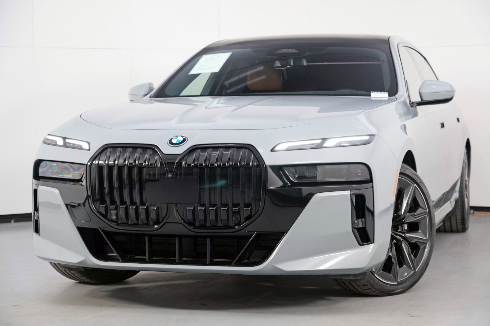 Used 2024 BMW i7 xDrive60 w/ Premium Package image 3