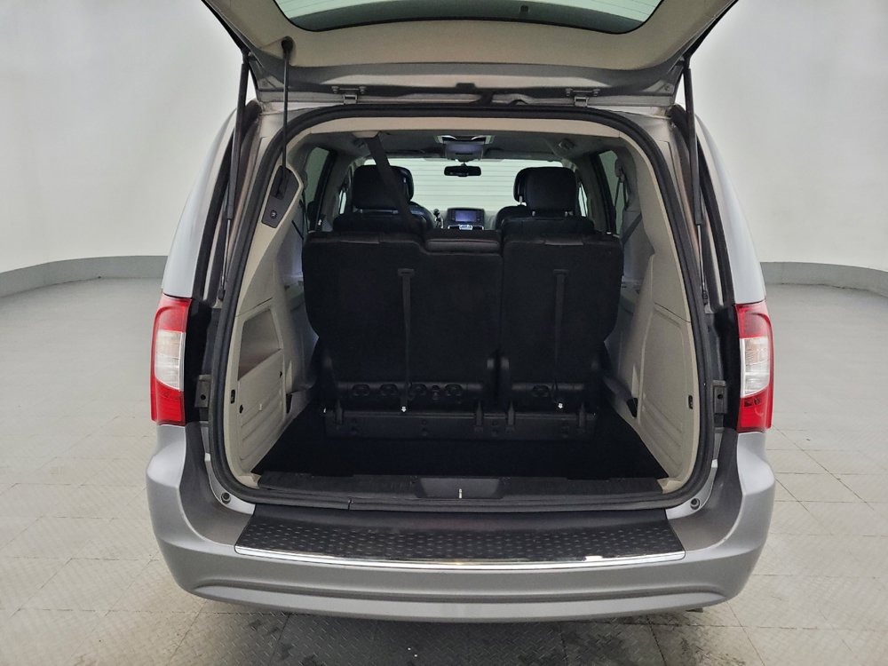 Used 2016 Chrysler Town & Country Touring FWD image 29