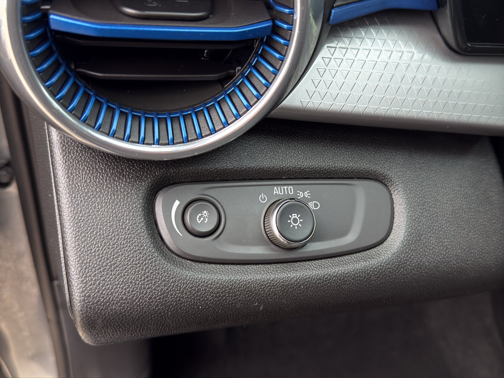 Used 2025 Chevrolet Trax LT FWD image 13