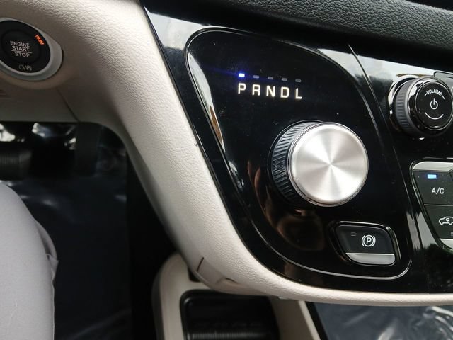 Used 2023 Chrysler Pacifica Touring-L FWD image 20