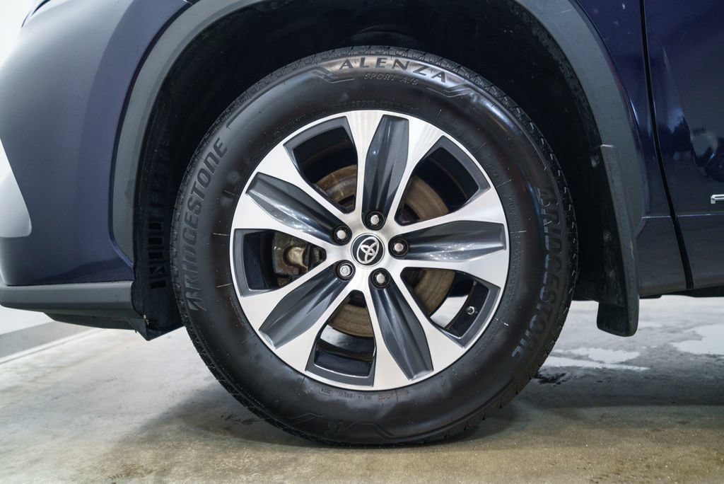 Used 2023 Toyota Highlander XLE AWD/4WD image 11