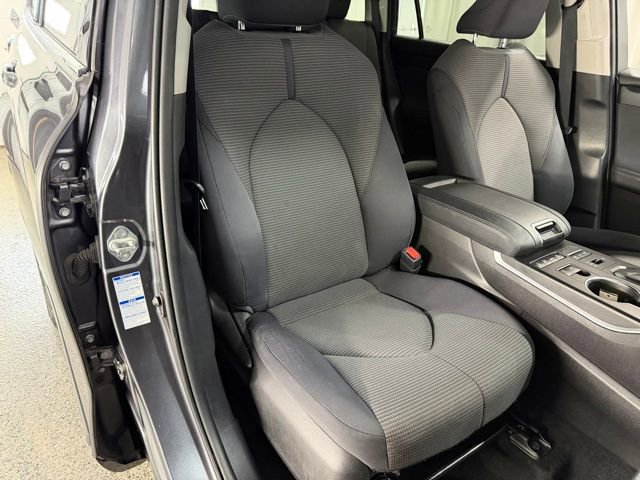 Used 2020 Toyota Highlander LE image 24