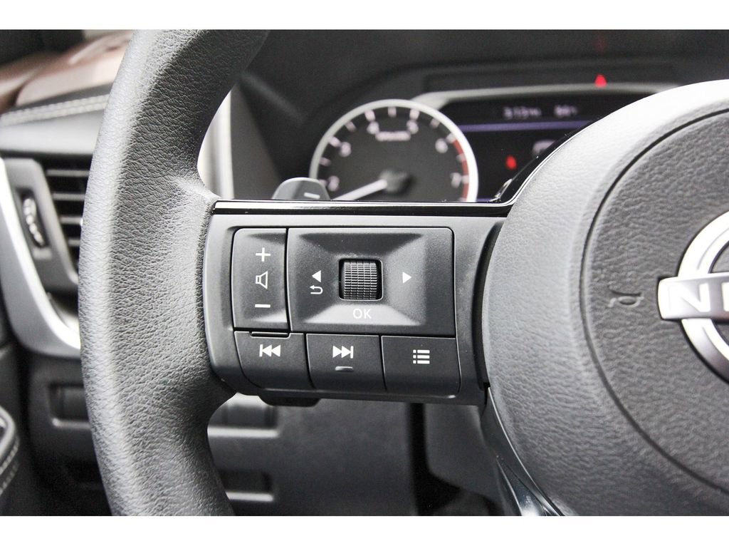 Used 2023 Nissan Rogue SV FWD image 16